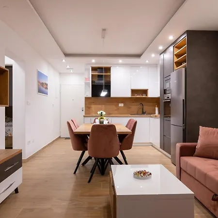Exquisite And Stylish Apartment *